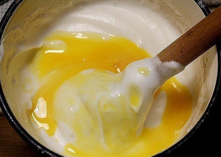 Тесто на манник на сметане. Взбитые яйца в миске. Взбиваем по отдельности белки и желтки. Взбитые яйца с сахаром на манник.