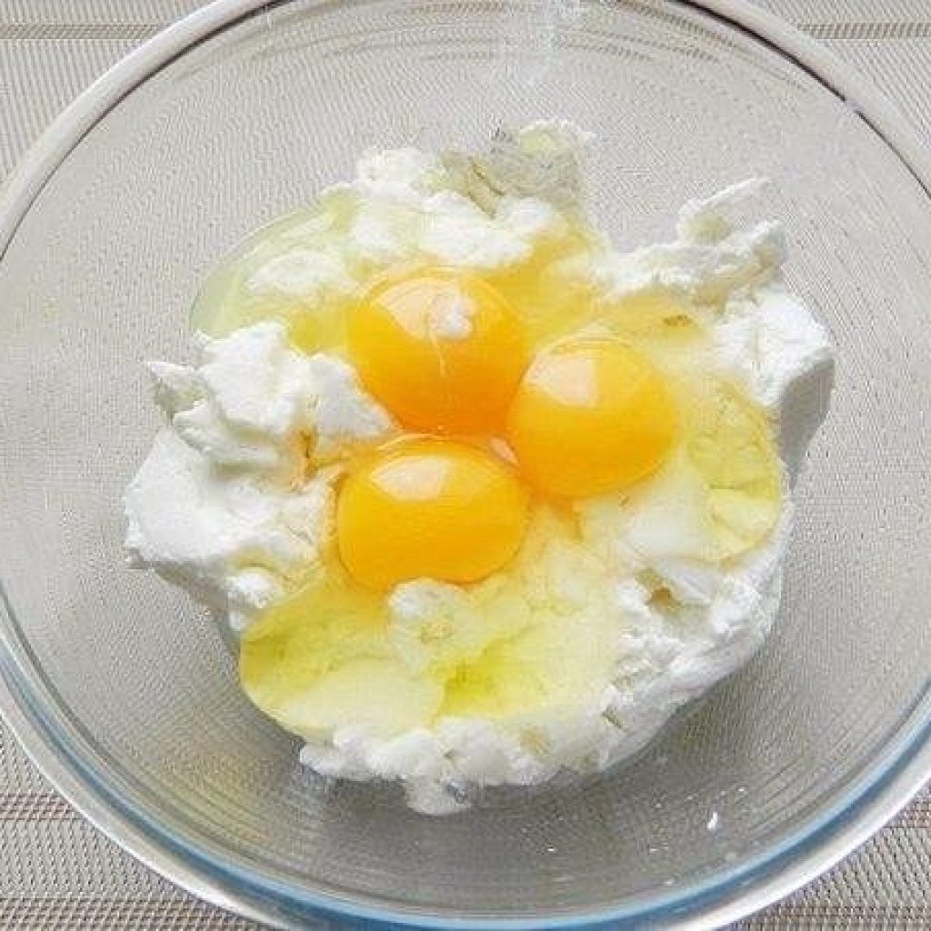 3 яйца 150 г. Творог смешанный с яйцом. Творог-3ст.л. Сырники с лимонной цедрой. Творог 3%.