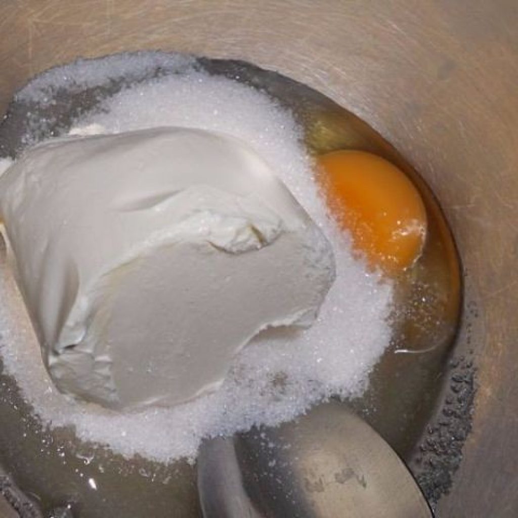 Обтереть яйца маслом.