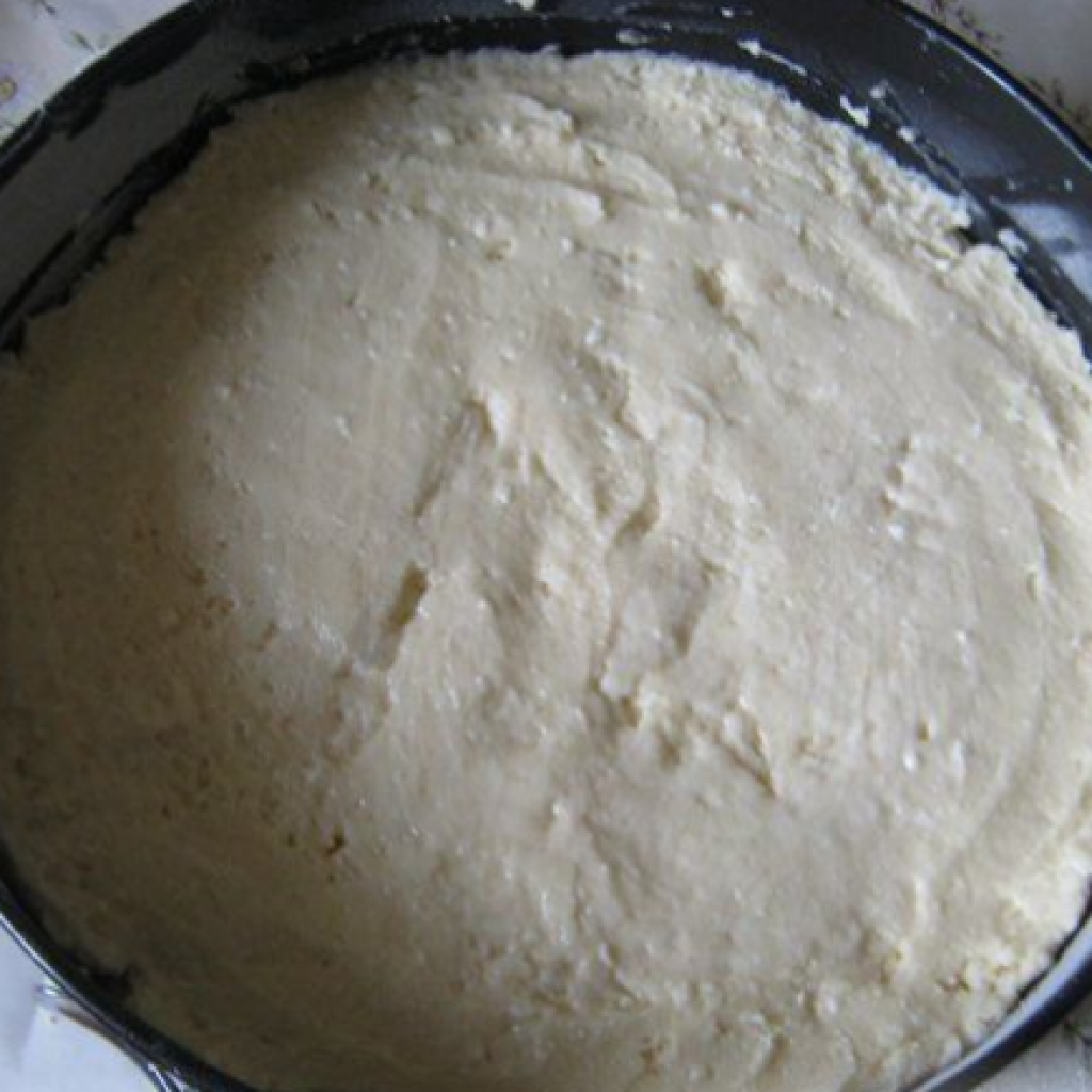 Пирожки с творогом в сметанном креме. Выкладываем творожное тесто в смазанную маслом форму. Как приготовить творожной пирог удача.