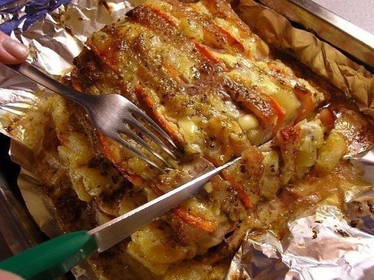 Мясо с луком и сыром в духовке. Свинина с ананасом в фольге духовке. Свинина с ананасами в фольге. Запеченная свинина с ананасами в духовке. Свинина с ананасами в духовке.