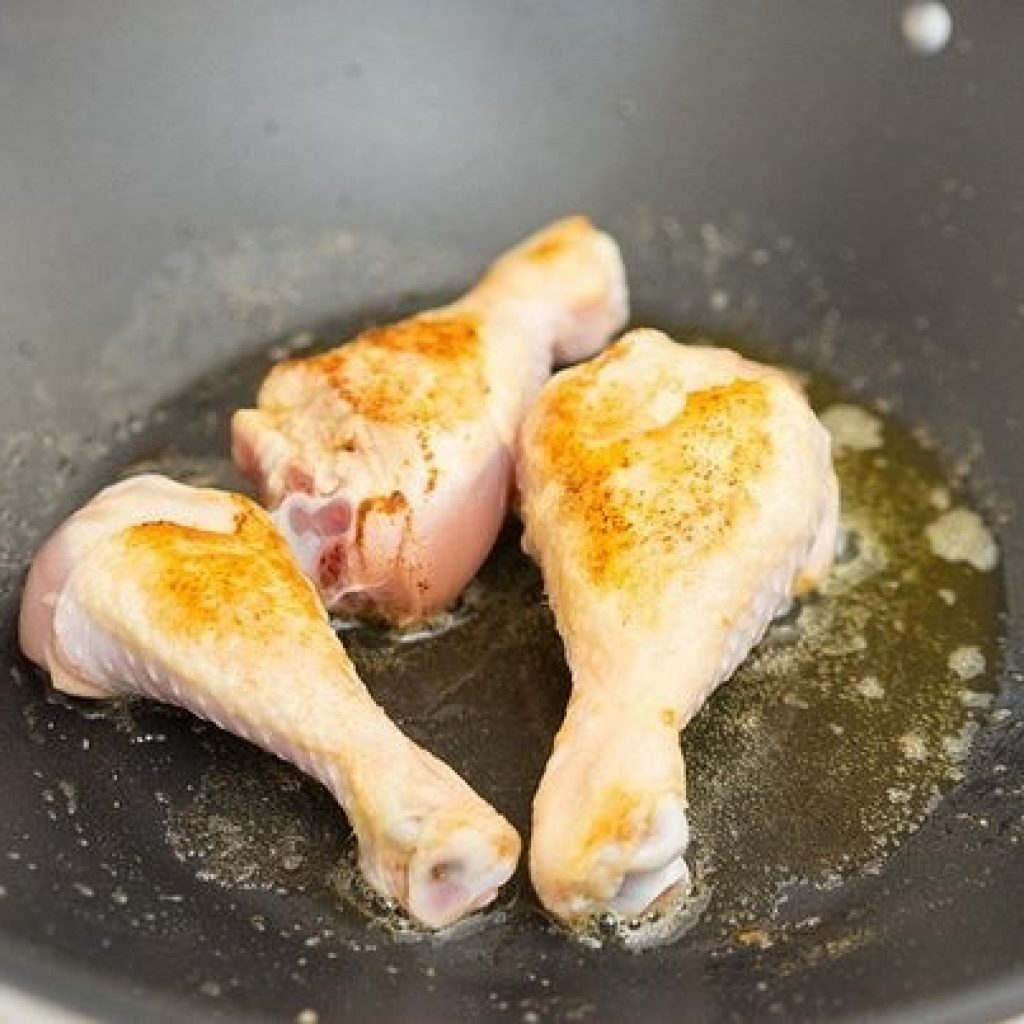 Куриное филе грибы сливки на сковороде. Куриные голени на сковороде. Жареные ножки. Голень курицы на сковороде. Ножки курицы на сковороде.