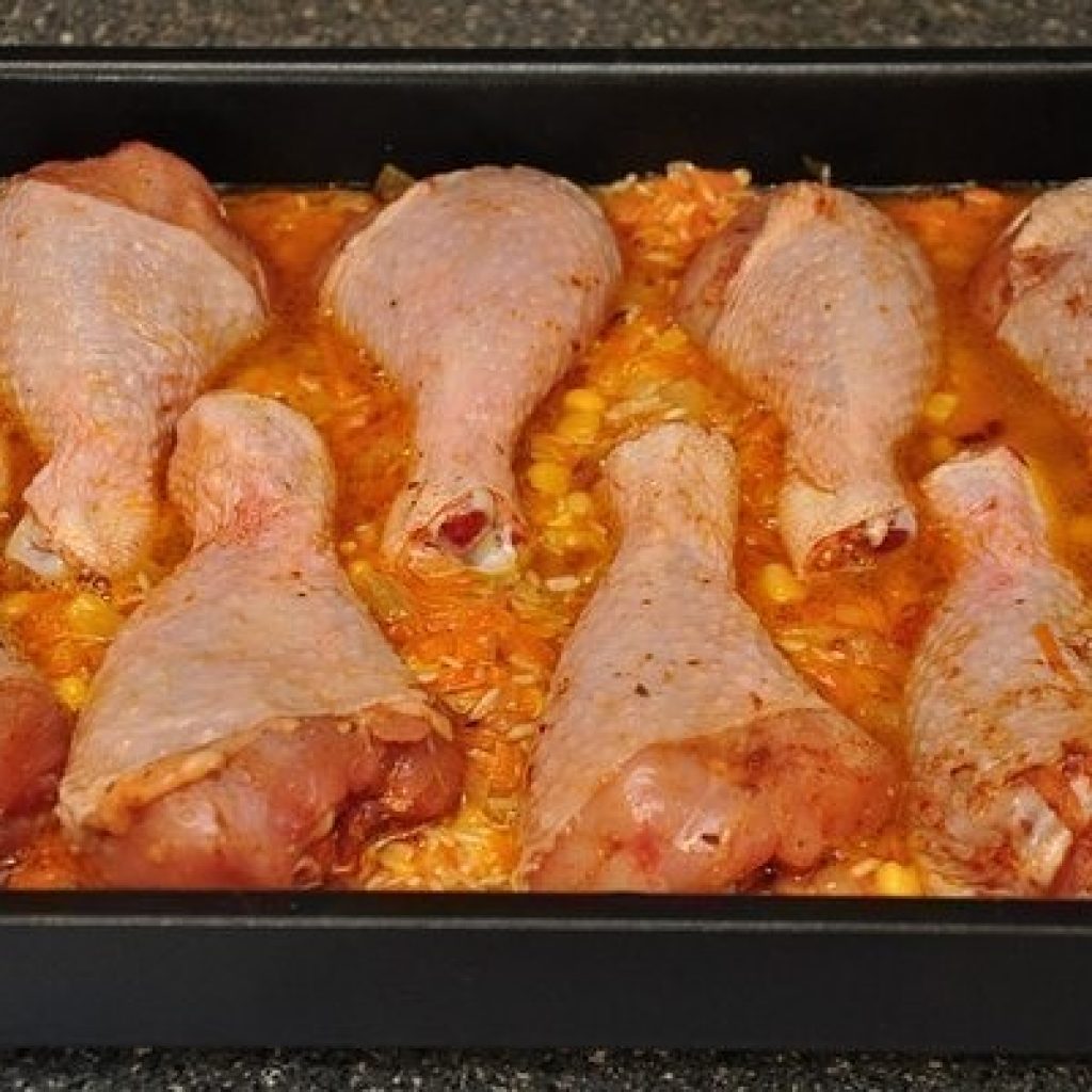 Приготовить куриные голени рецепт. Куриные ножки. Курица с морковкой в духовке. Рис с голенью в духовке. Куриные голени в духовке.