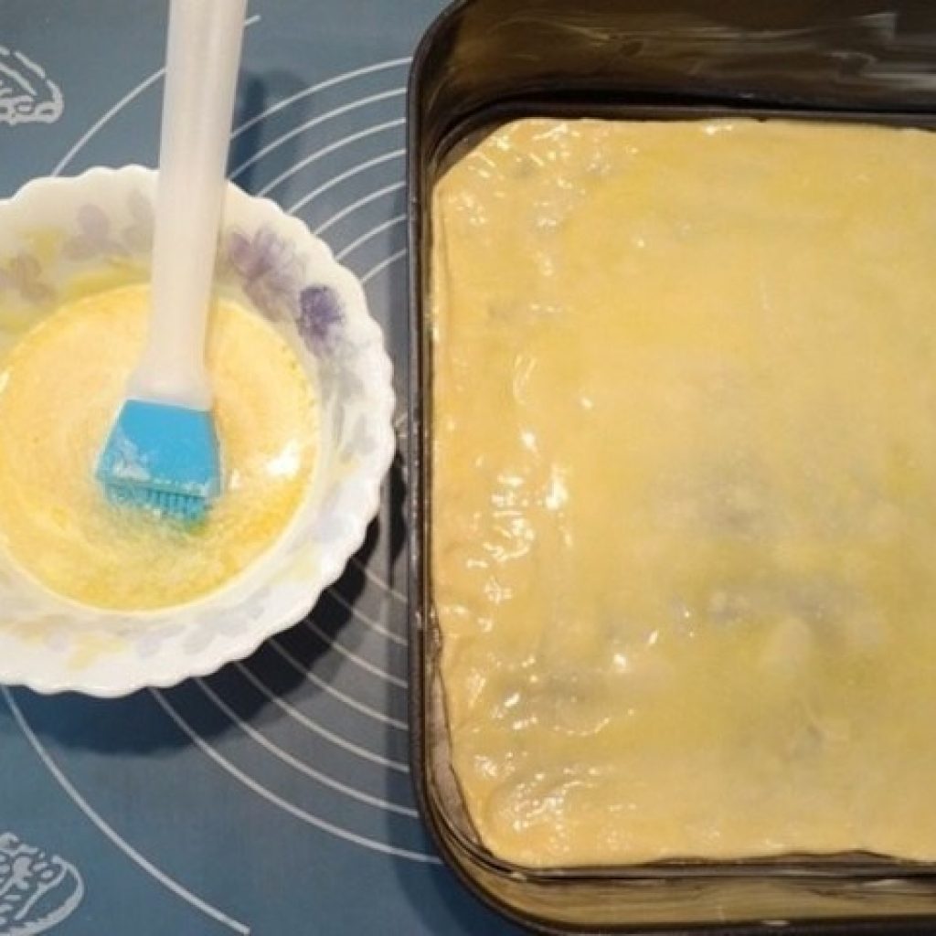 Чем смазать тесто вместо яйца. Пирог Намазан маслом. Тесто смазанное маслом. Погача с сыром рецепт. Блюдо квадрат теста смазывается фаршем и сминается.