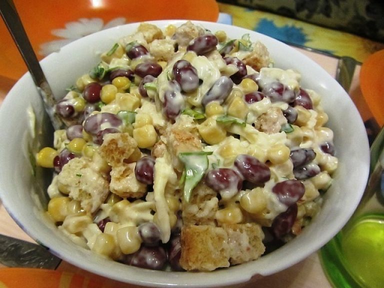 Салат с фасолью, сыром и сухариками Самые вкусные