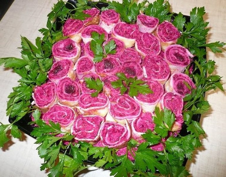 Салат розочка. Салат букет роз с блинами и селедкой. Салат букет невесты. Праздничный салат букет роз. Салат розовый букет.