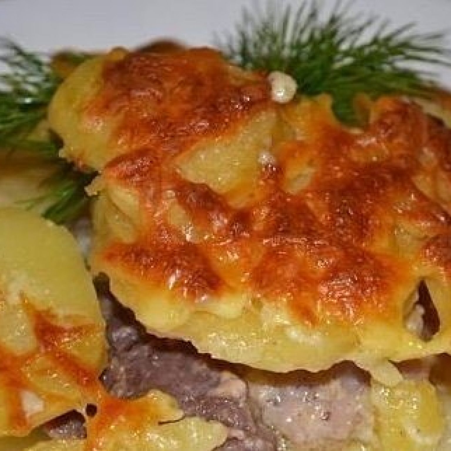 Картофель по французски в духовке с мясом и сыром и помидорами рецепт фото пошагово