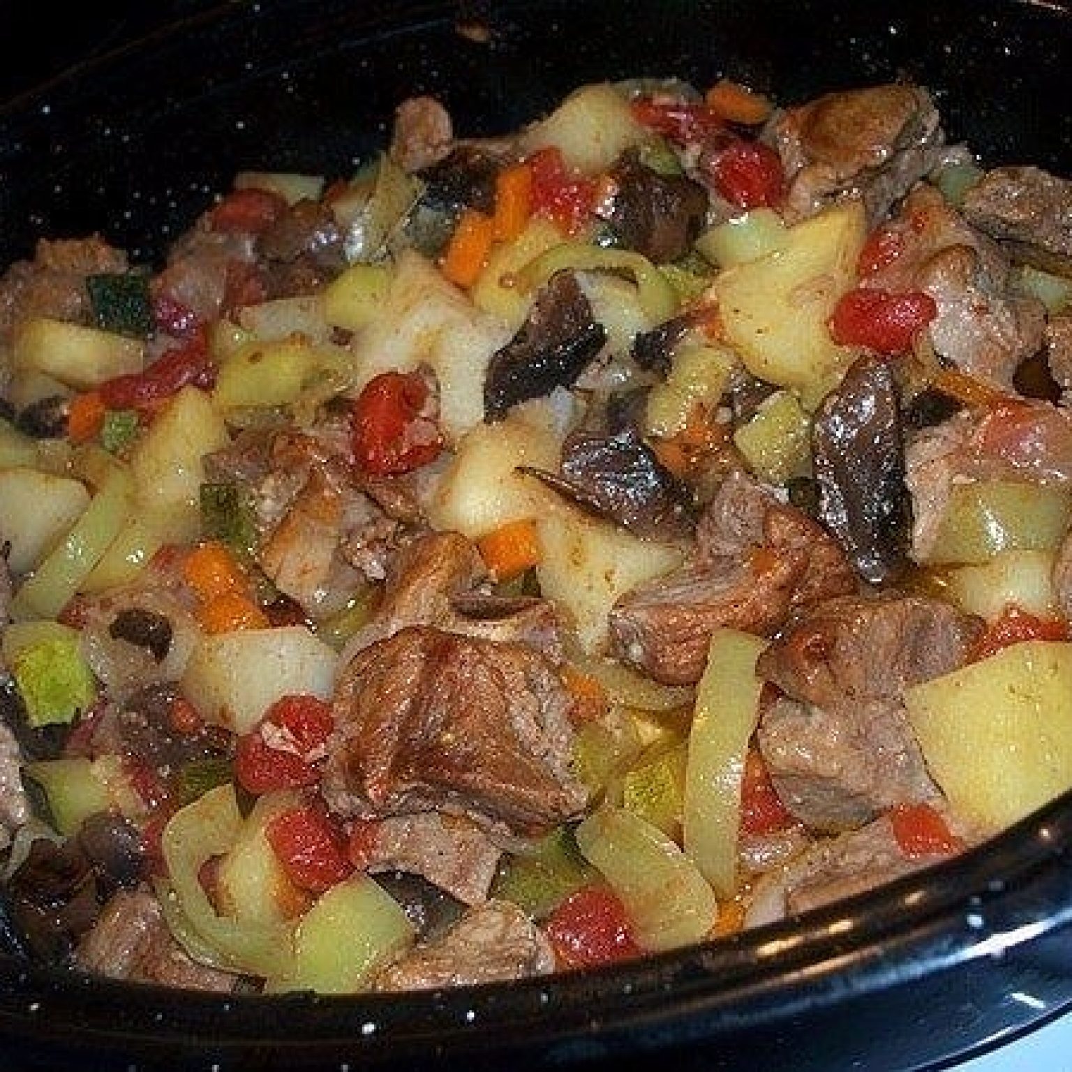 Картошка с мясом и овощами в духовке