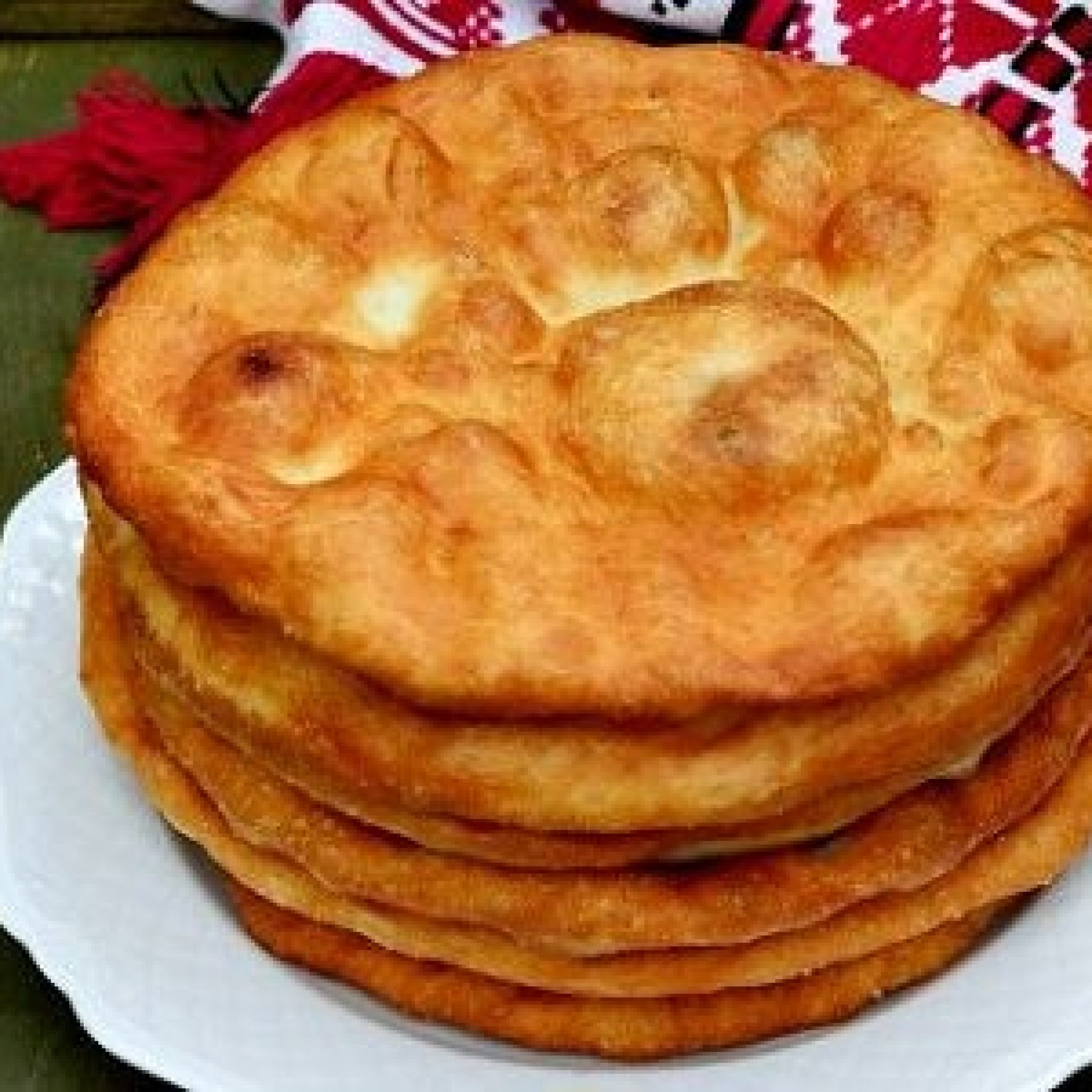 Лепешки на воде без дрожжей. Токоч нан. Лепёшки на сковороде. Жареные лепешки на сковороде. Дрожжевые лепешки.