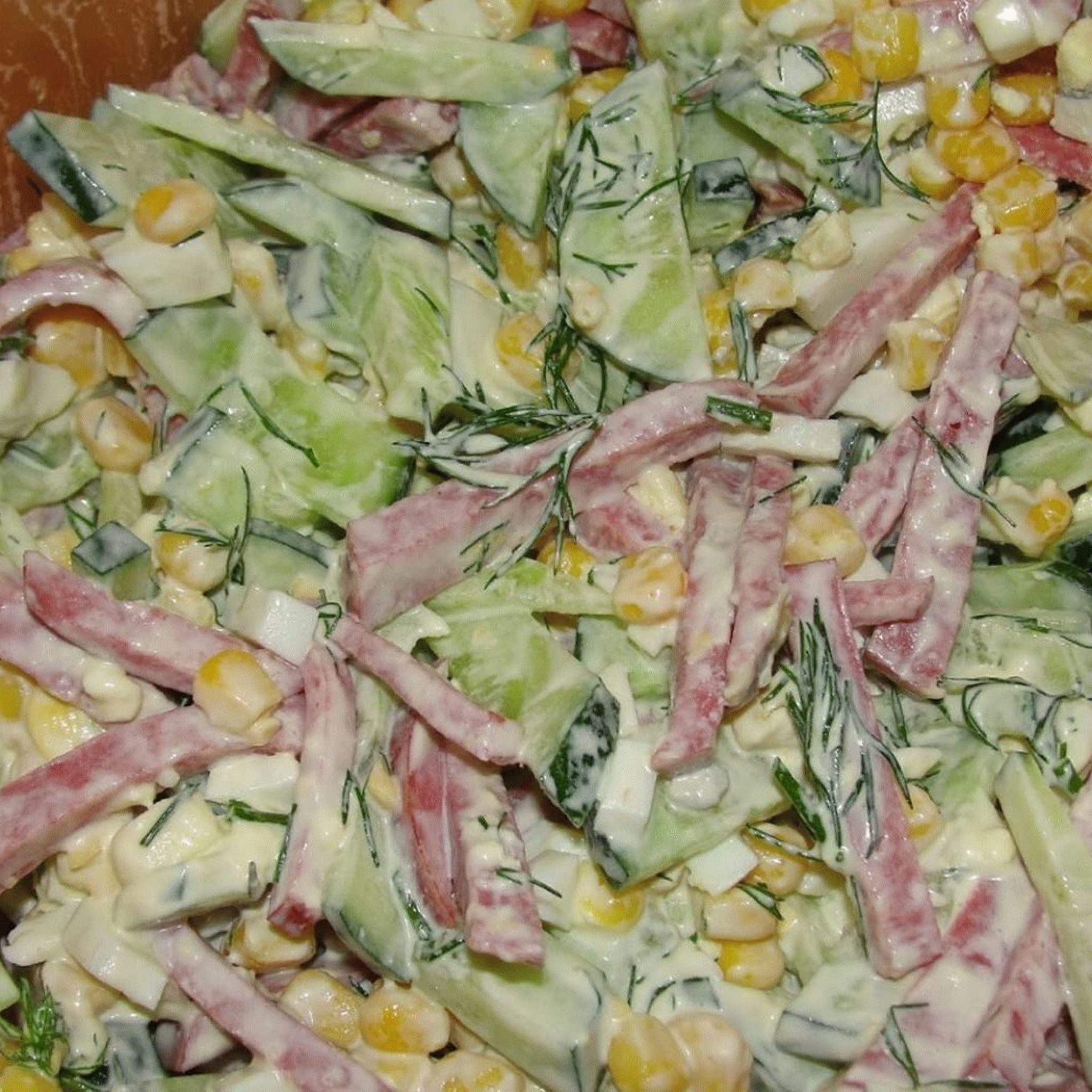 Вкусный салат с копченой колбасой