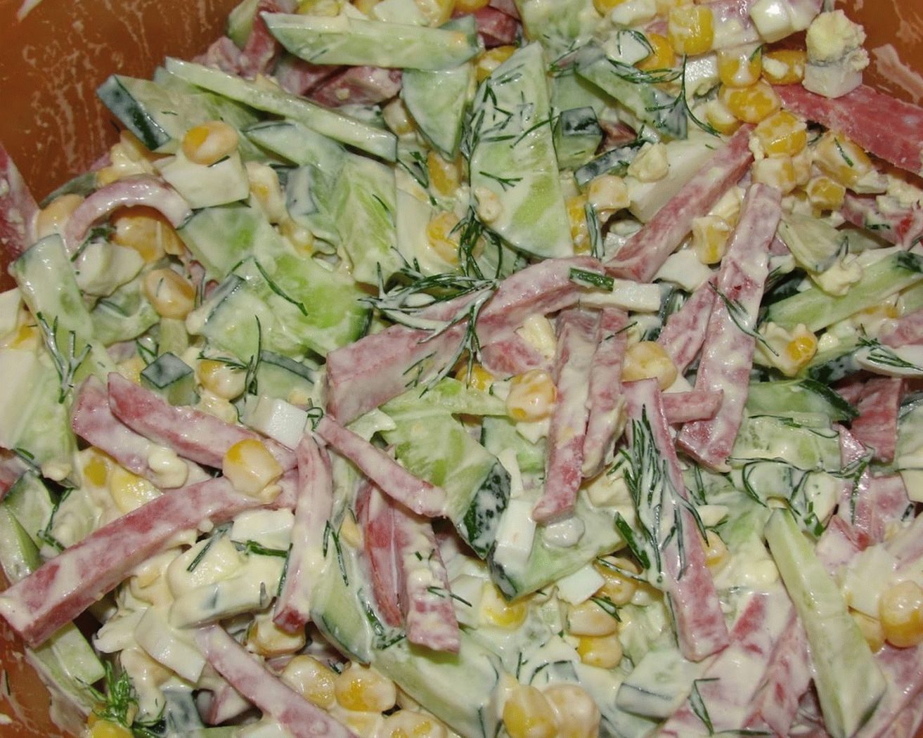 Салат соломка с кукурузой и колбасой и огурцом