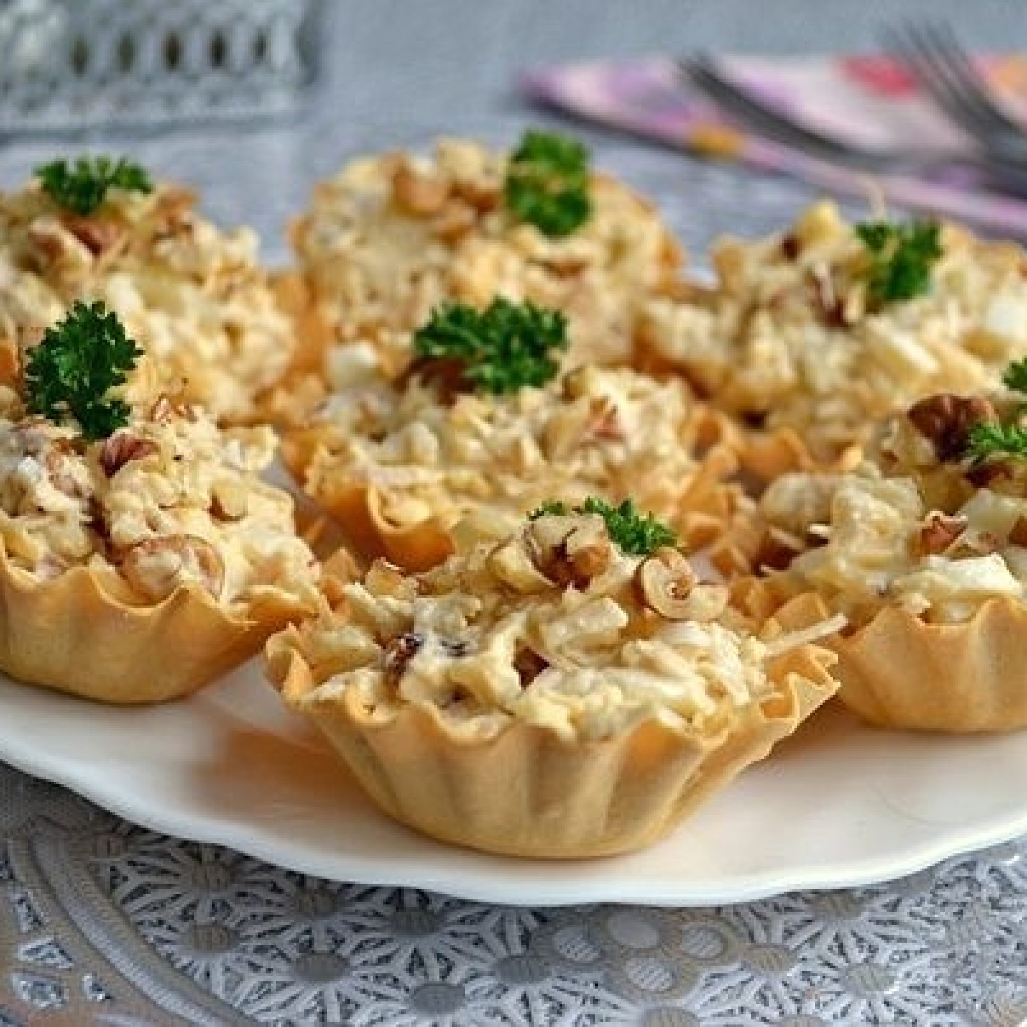 Салат с ананасом с курицей и сыром с фото