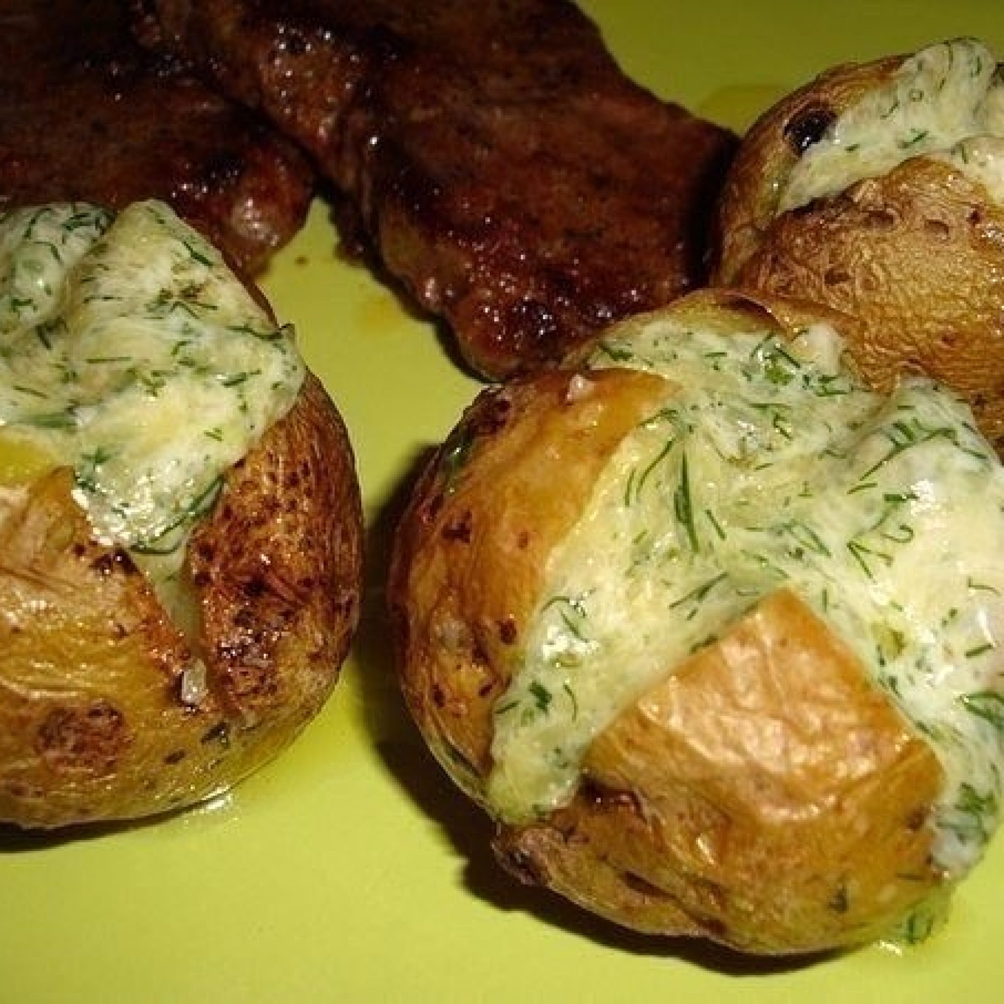 Рецепт картошки с яйцом в духовке. Вкусный картофель на праздничный стол. Необычные блюда из картофеля на праздничный стол. Картофель в мундире в духовке с сыром. Гарнир из картошки.