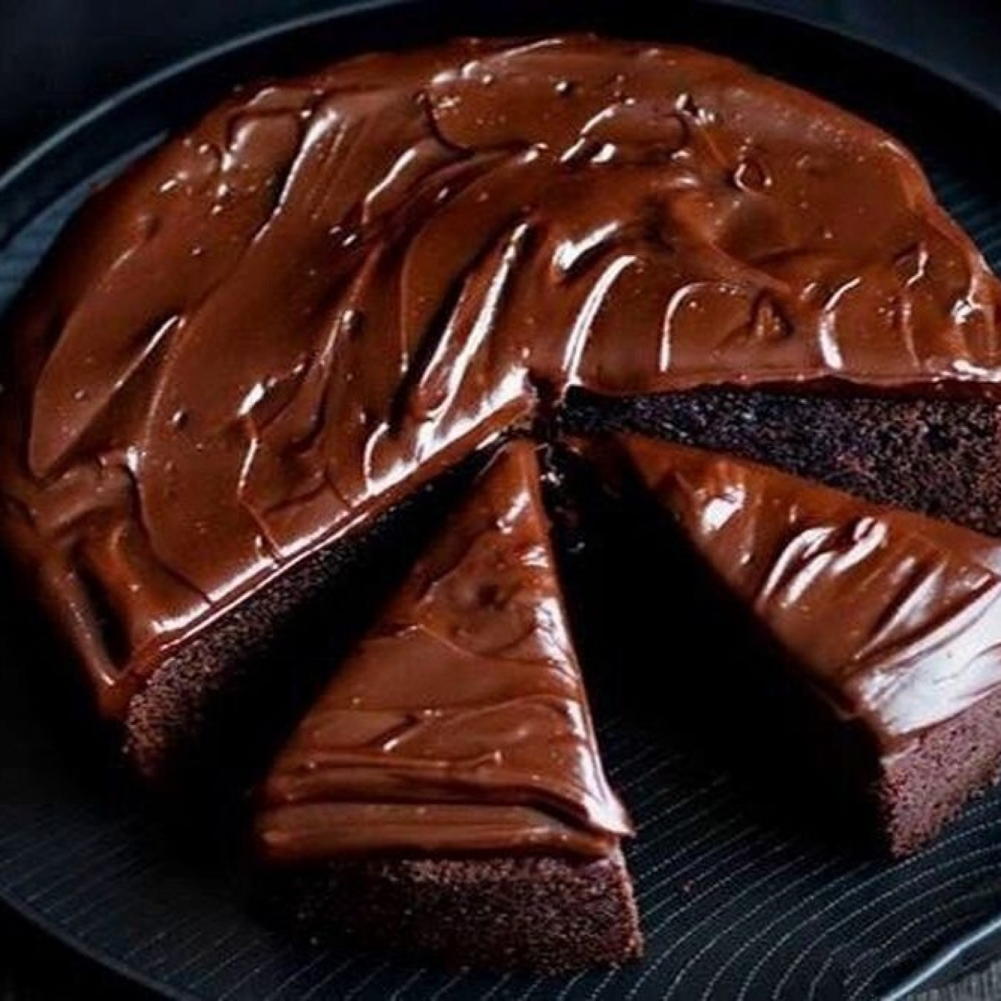 Торт шоко шок. Шоколадный кейк. Шоколадный торт. Шоколадный тортик. Торт с шоколадом.
