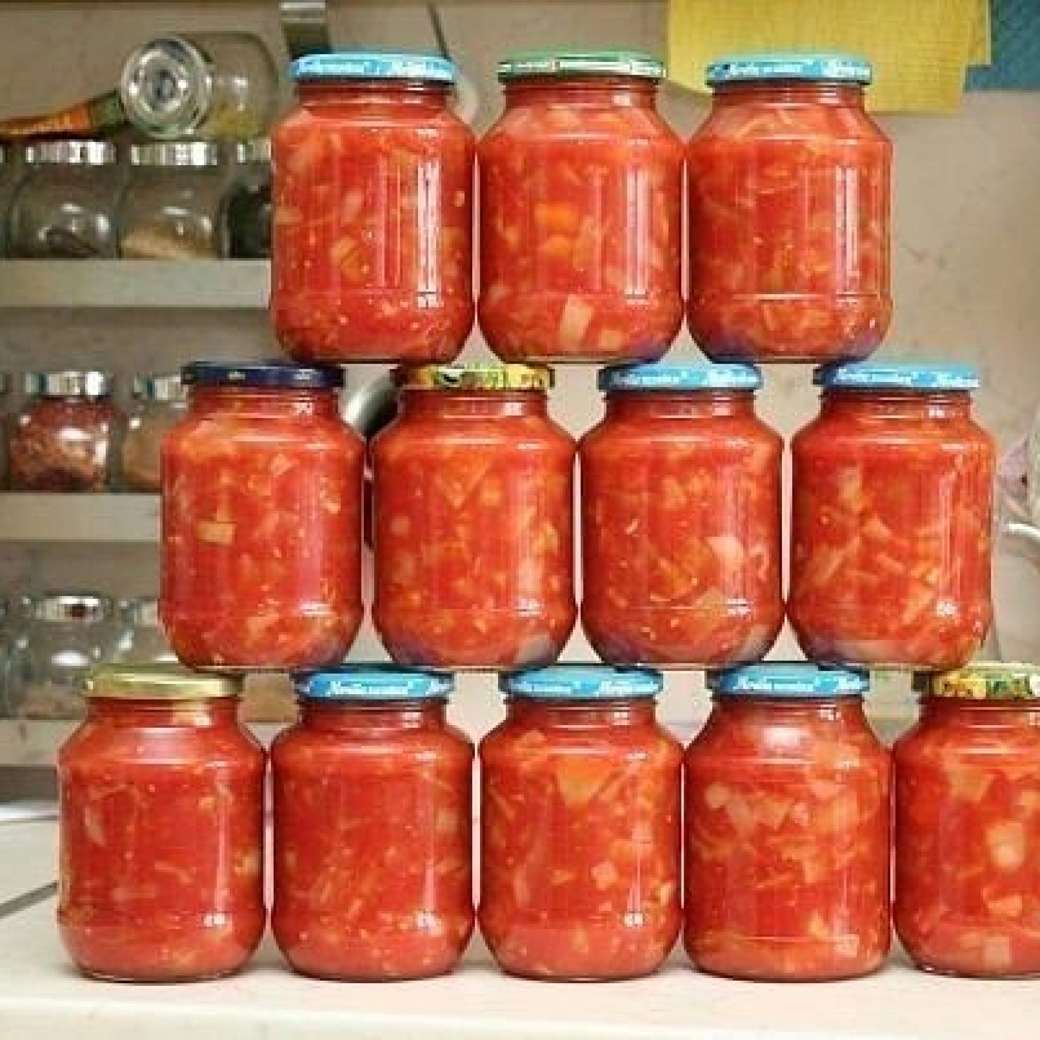 Заготовить томатный сок на зиму. Лечо на 3 кг помидор. Заготовки из перца на зиму. Дачные заготовки. Заготовки на зиму сок томатный.