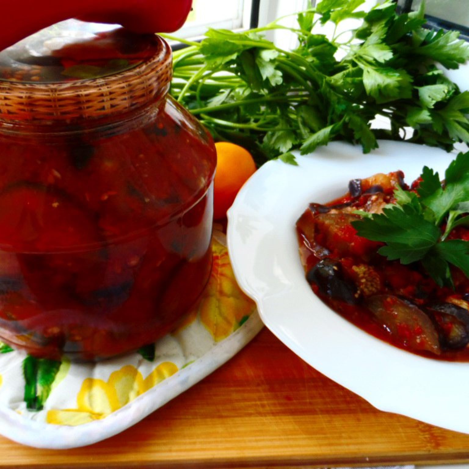 Баклажаны в томатной заливке с чесноком на стол