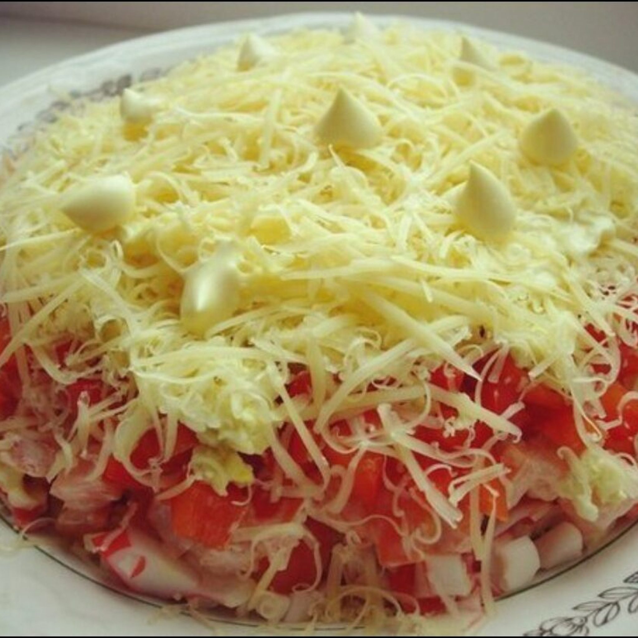 Салат с сыром и яйцом слоями