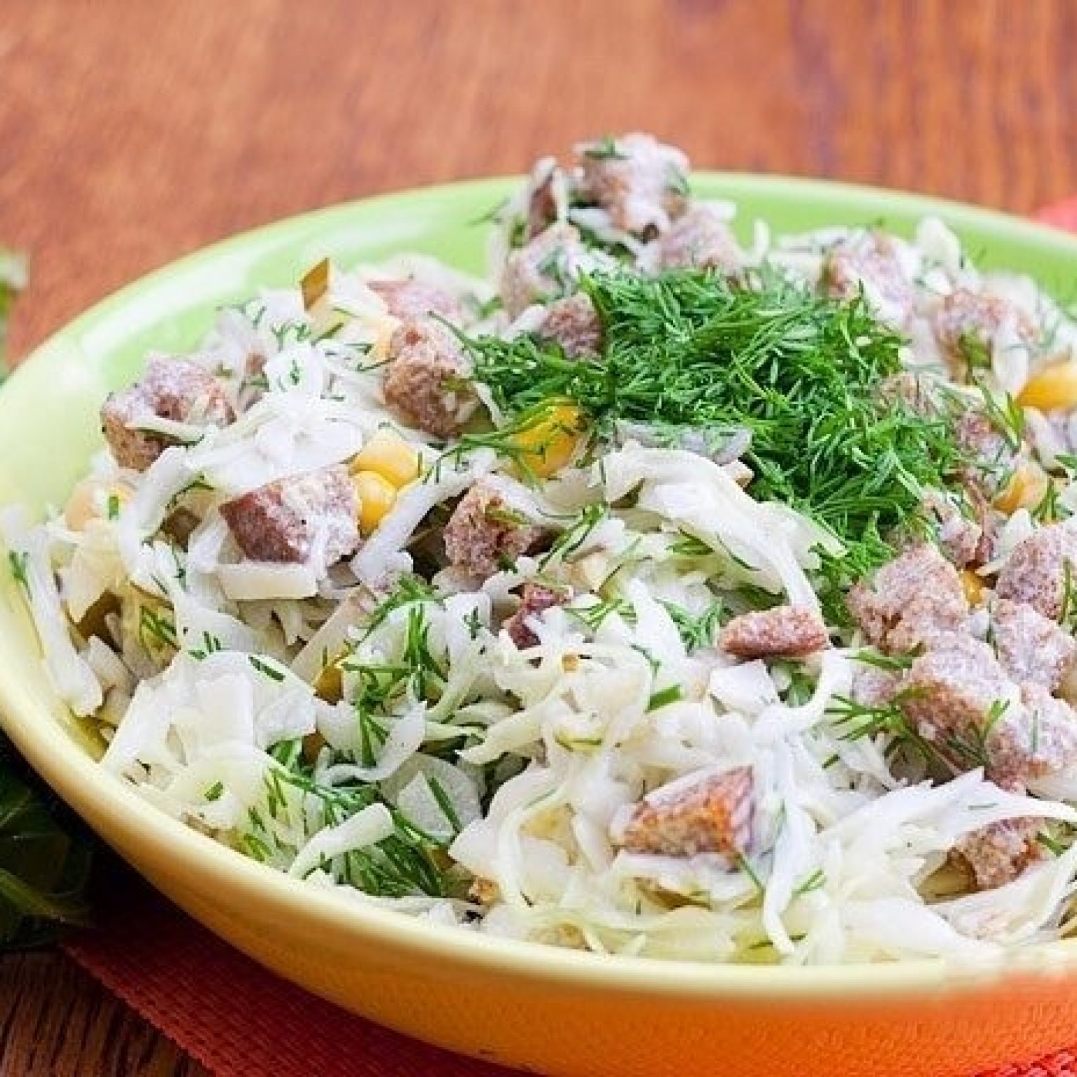 Салат с сухариками и солеными огурцами Самые вкусные