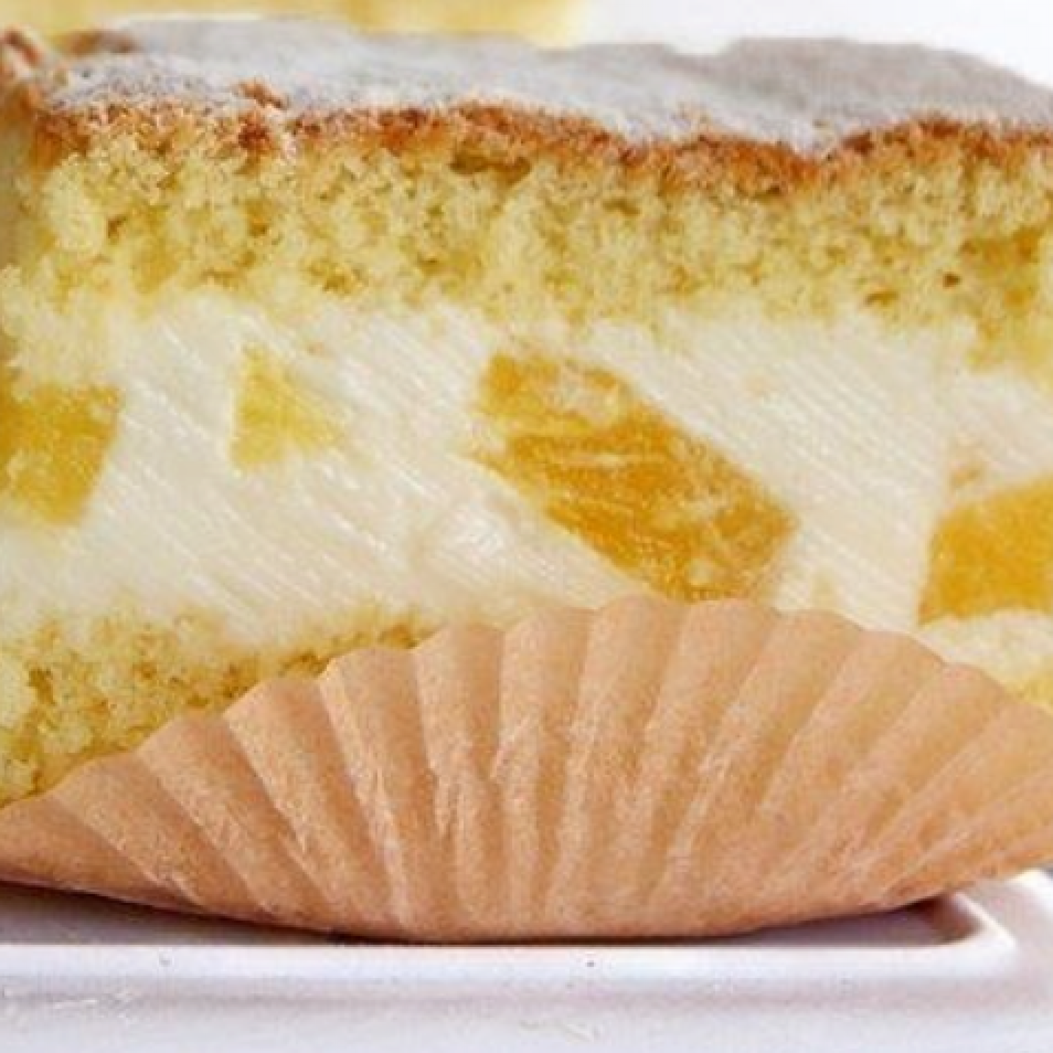 Творожный торт сахара. Бисквит с творожным кремом. Бисквитный торт с ананасами и творожным кремом. Нежный торт с творожным кремом. Крем с бисквит с ананасом.