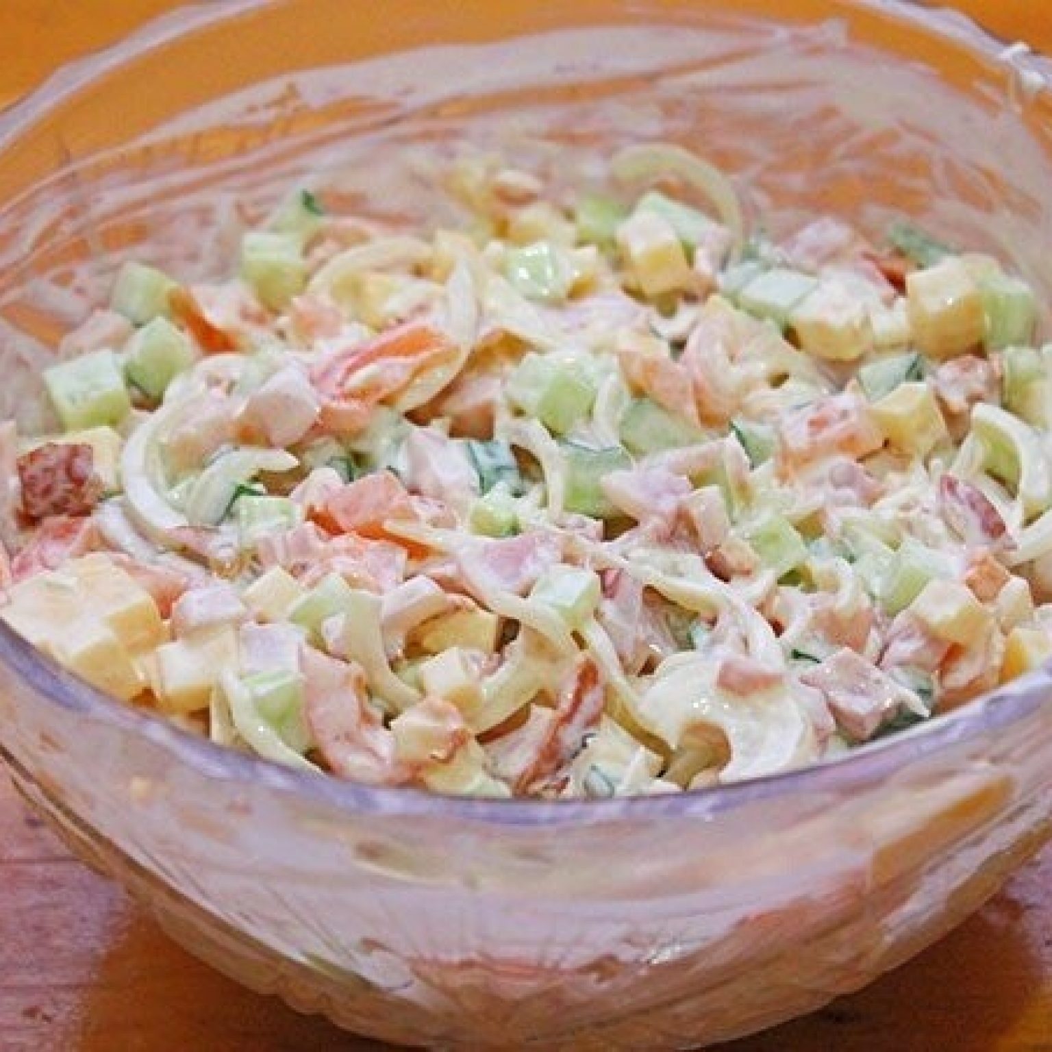 Салат с копченой курицей, сыром и помидором Самые