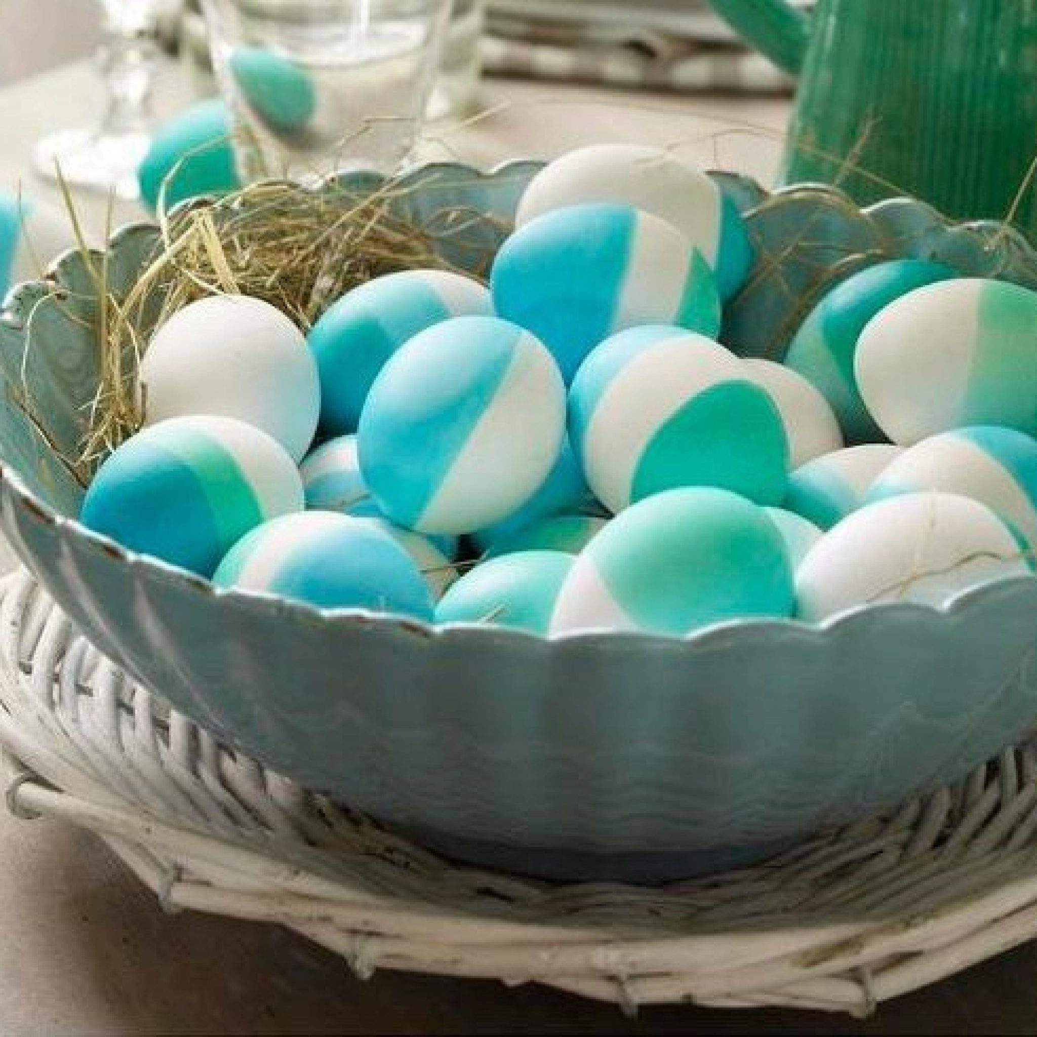 Красить украсить. Украшение яиц. Украшение яиц на Пасху. Окрашивание пасхальных яиц. Оригинальное украшение яиц на Пасху.