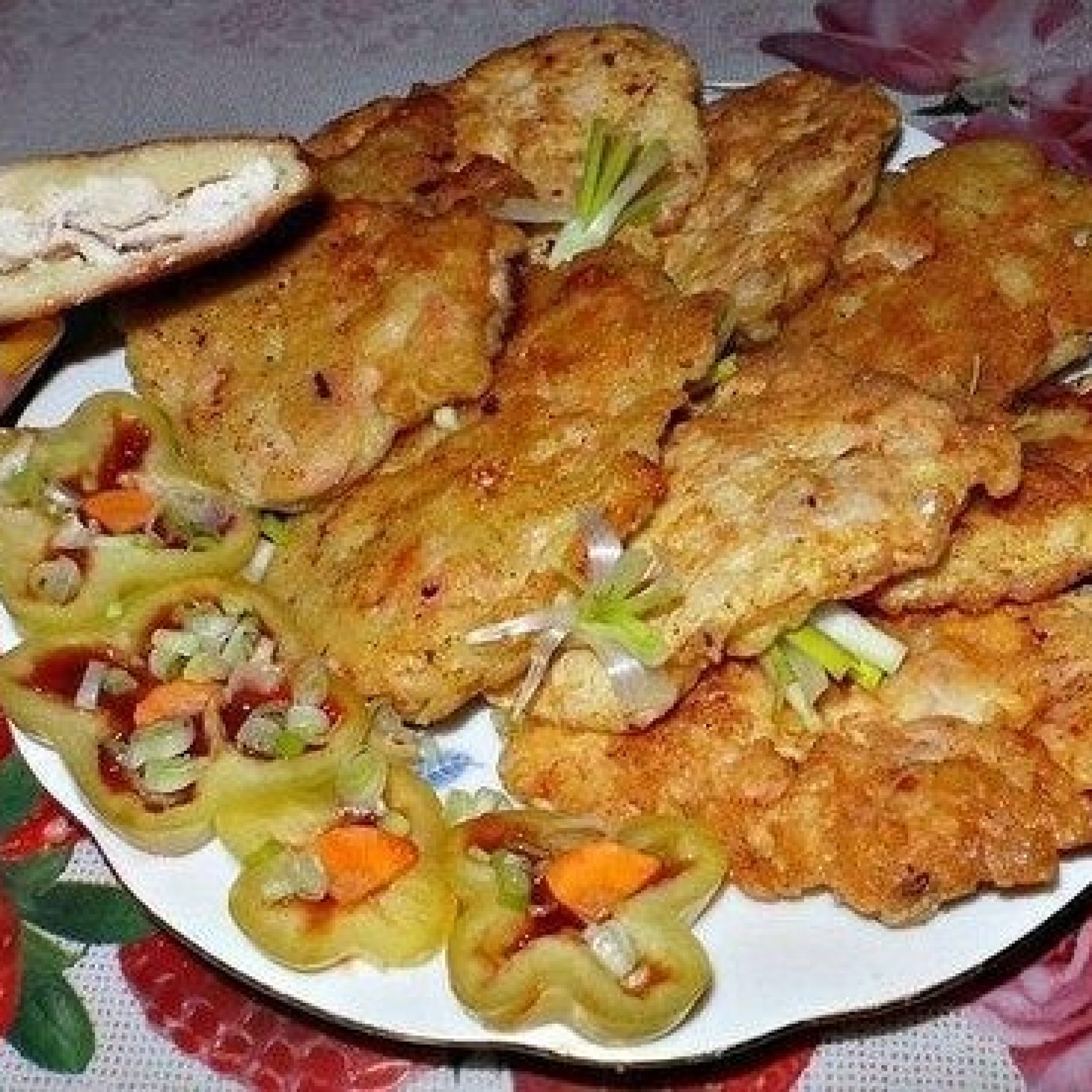 Кляре в домашних условиях простой рецепт. Рыба в кляре. Куриное филе в кляре. Филе в кляре на сковороде. Куриные грудки в кляре на сковороде.