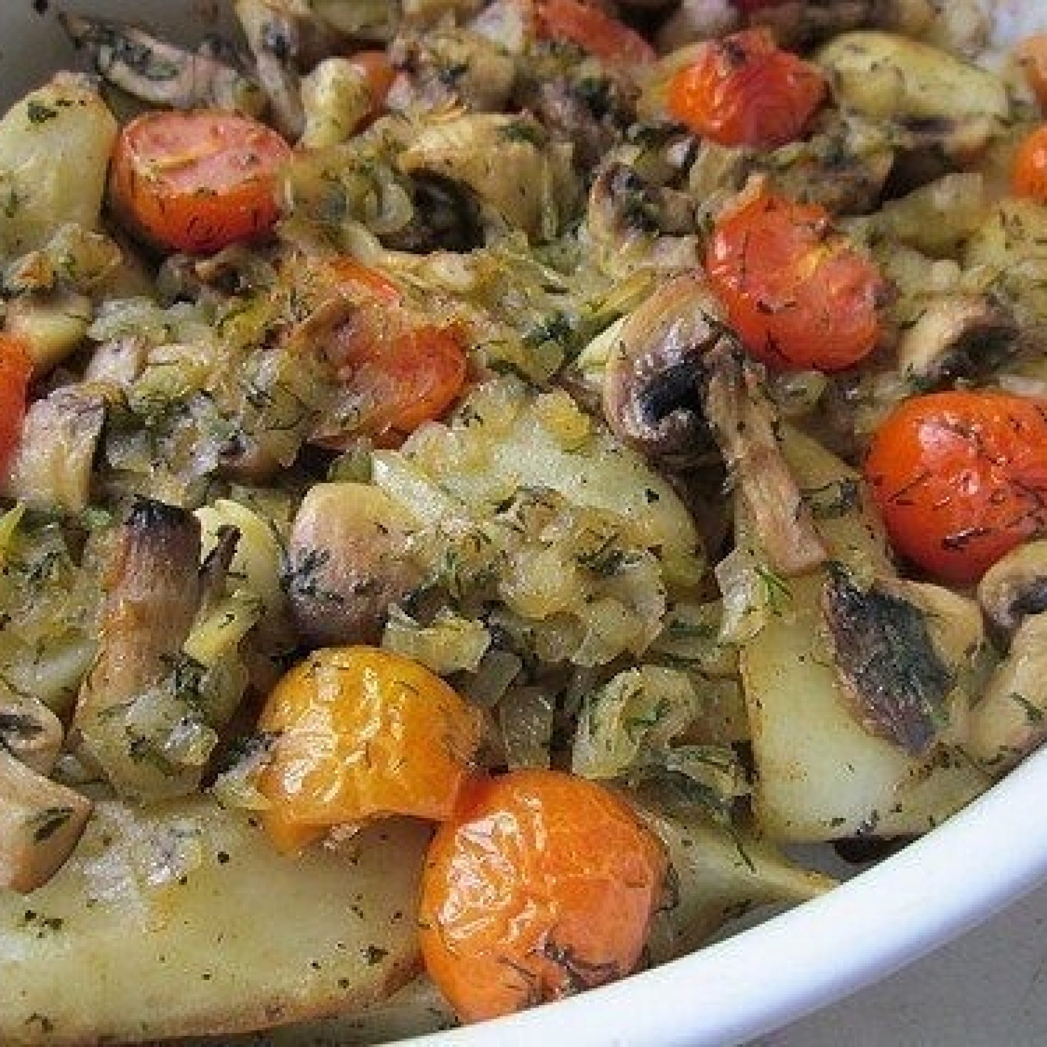 Картошка с грибами и овощами в духовке