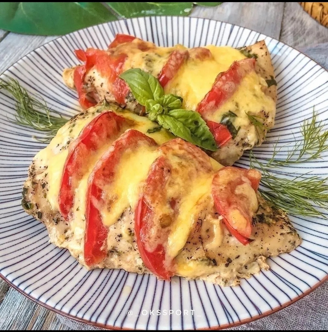 Филе с помидорами и сыром в духовке. Филе курицы в духовке с помидорами и сыром. Куриная грудка фаршированная помидорами и сыром. Куриная грудка с помидорами и сыром в духовке. Грудка в духовке с сыром.