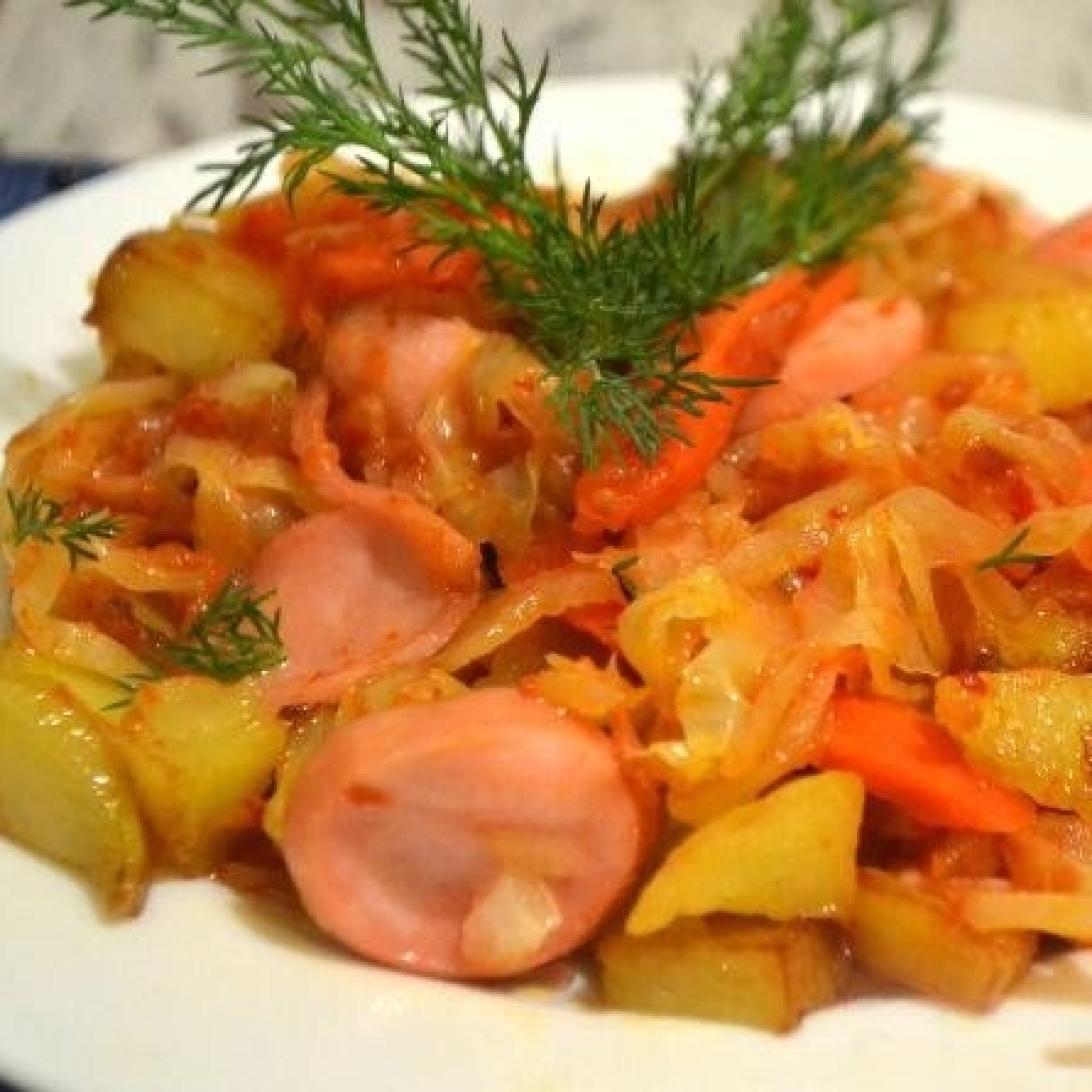 Жареная капуста с картошкой и сосисками на сковороде