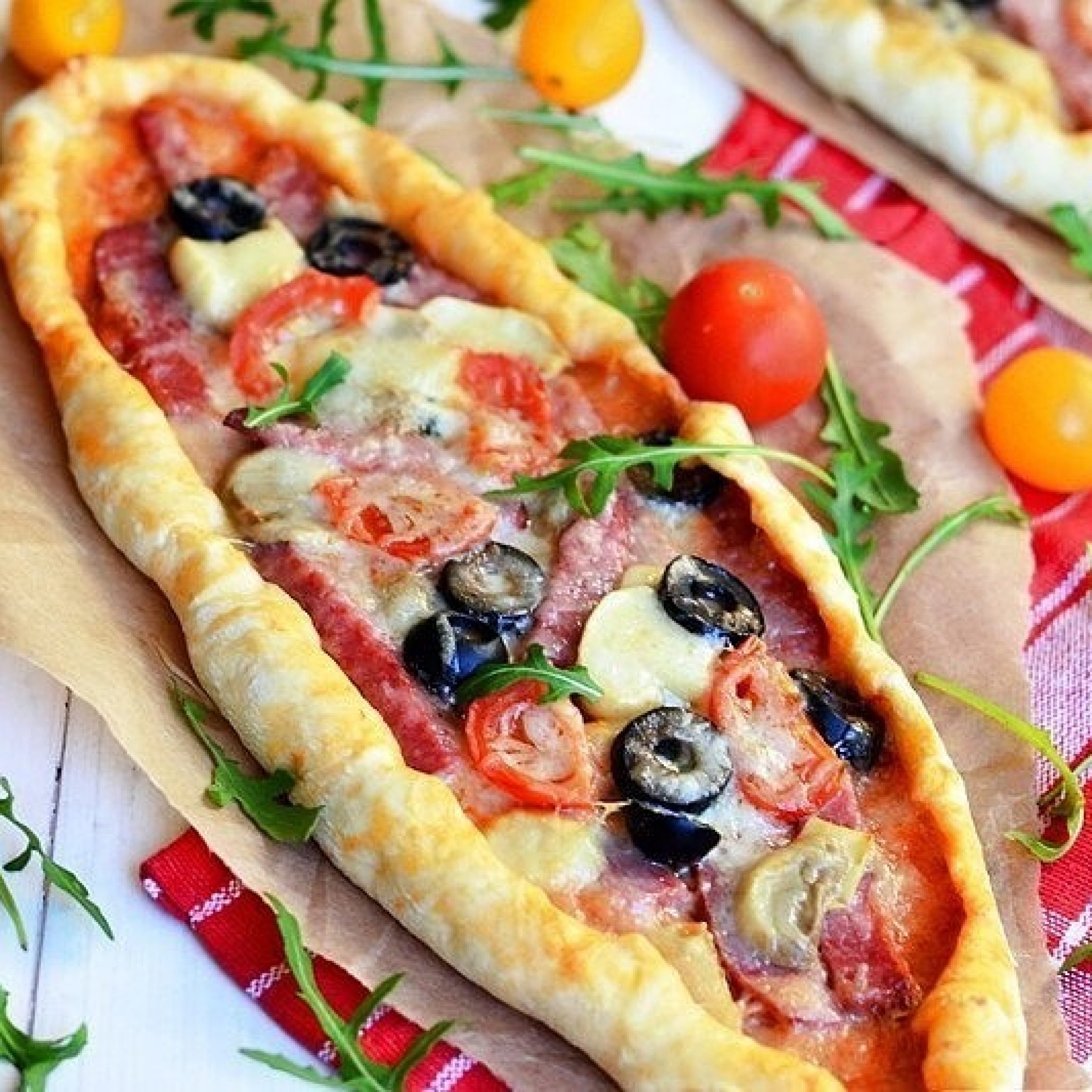 пицца как приготовить в домашних условиях из дрожжевого теста в духовке с сыром и колбасой фото 105