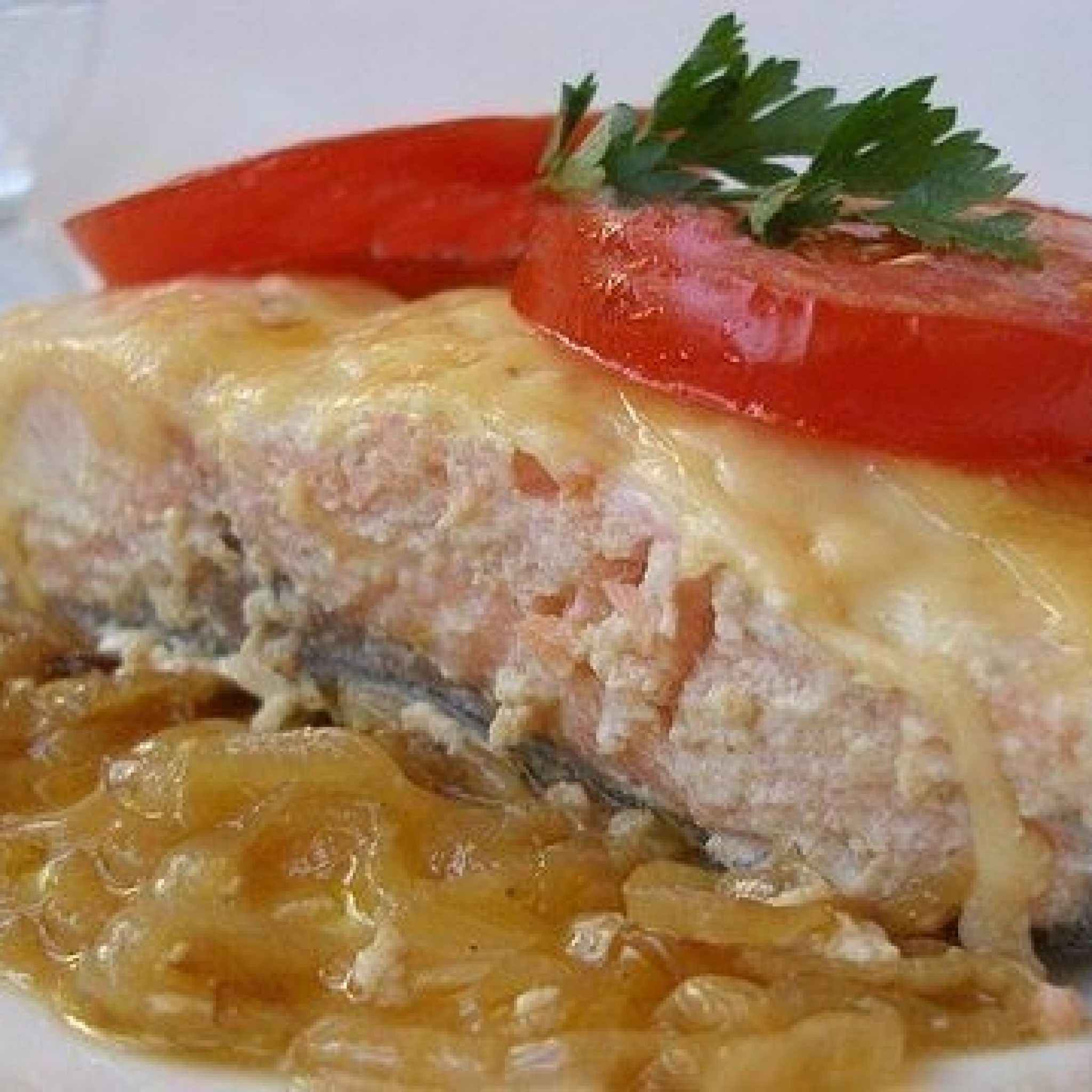 Жареная рыба в картофельной шубке. Рыба в картофельной шубке. Горбуша в духовке с сыром. Рыба в шубе картофельной картинка. Семга под сыром в духовке.