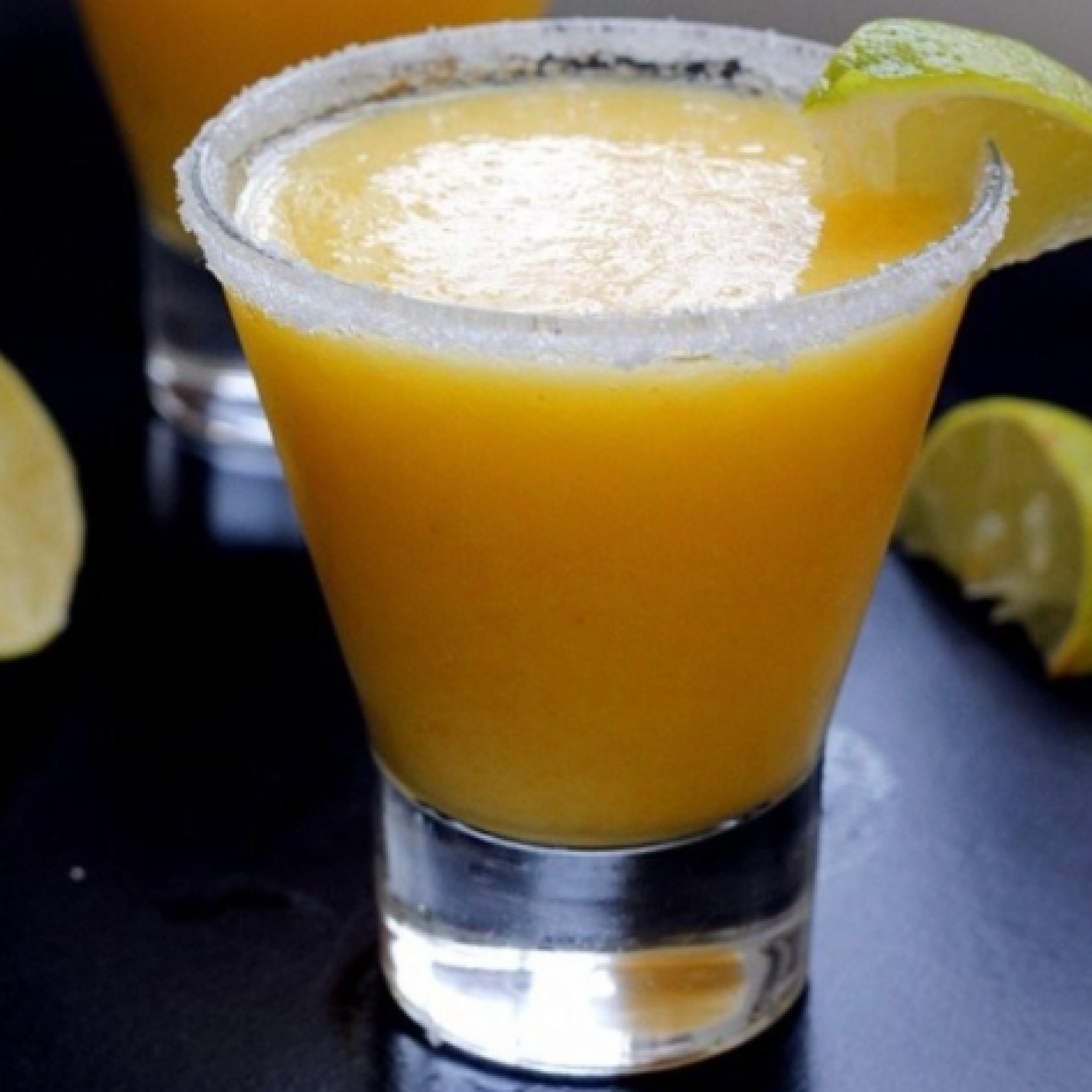 Коктейль с апельсиновым соком. Mango Cocktail Margarita. Алкогольный напиток с манго. Алкогольный коктейль с манго. Коктейль манго сок.