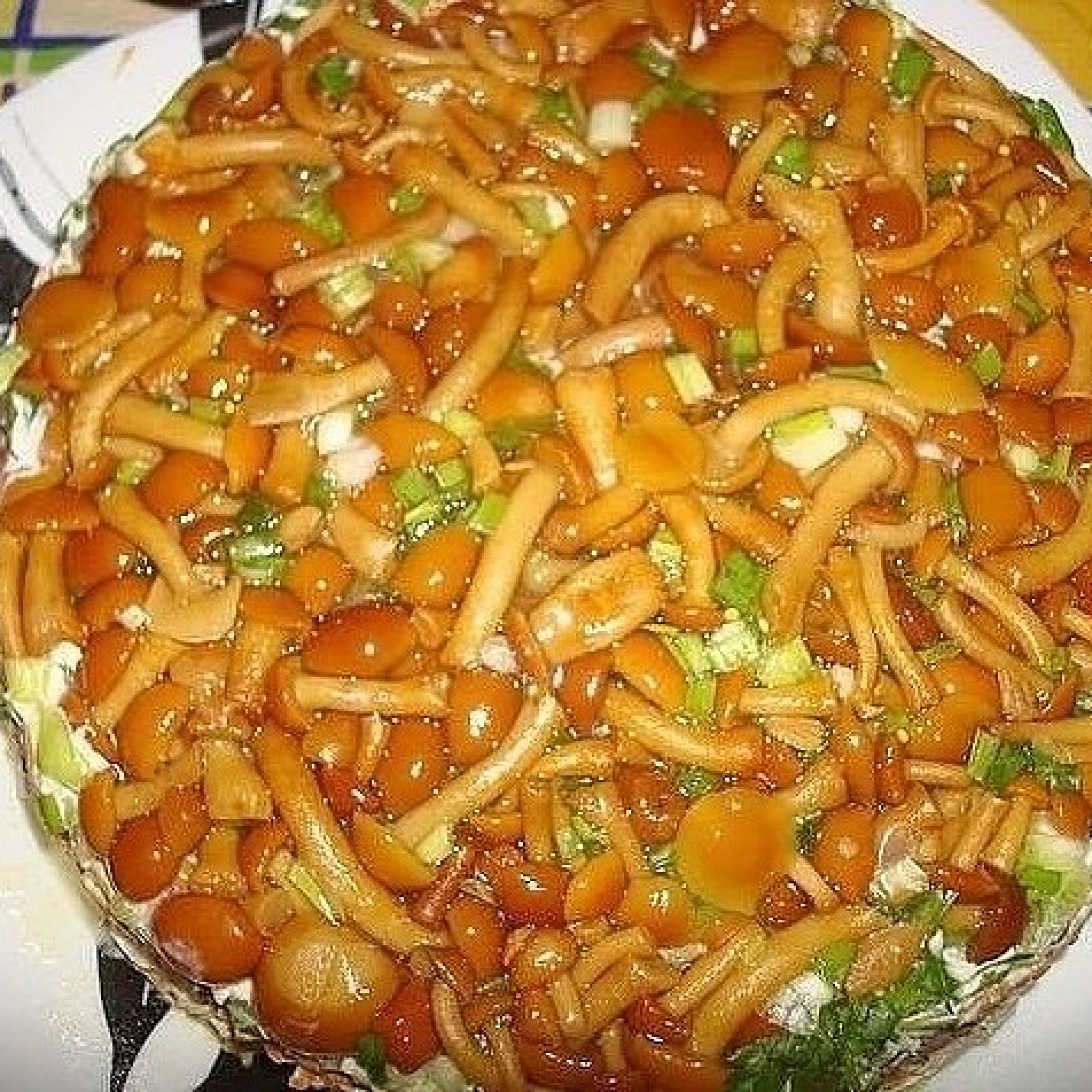 Рецепт салата корейская морковь и опята. Салат Лесная Поляна с опятами. Грибная Поляна с опятами и ветчиной. Салат Лесная Полянка с опятами и ветчиной. Салат грибная Поляна с опятами.