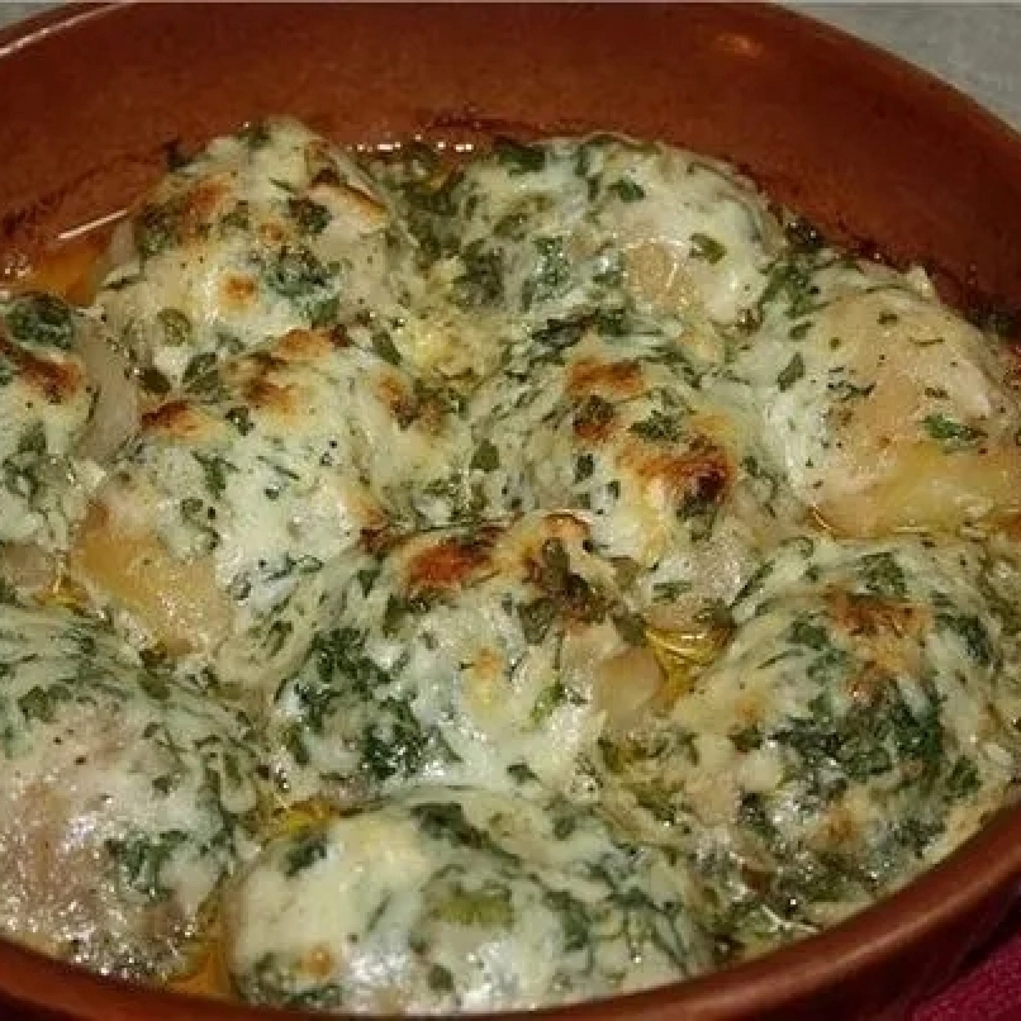 Картошка в духовке в сметанном соусе с чесноком и сыром