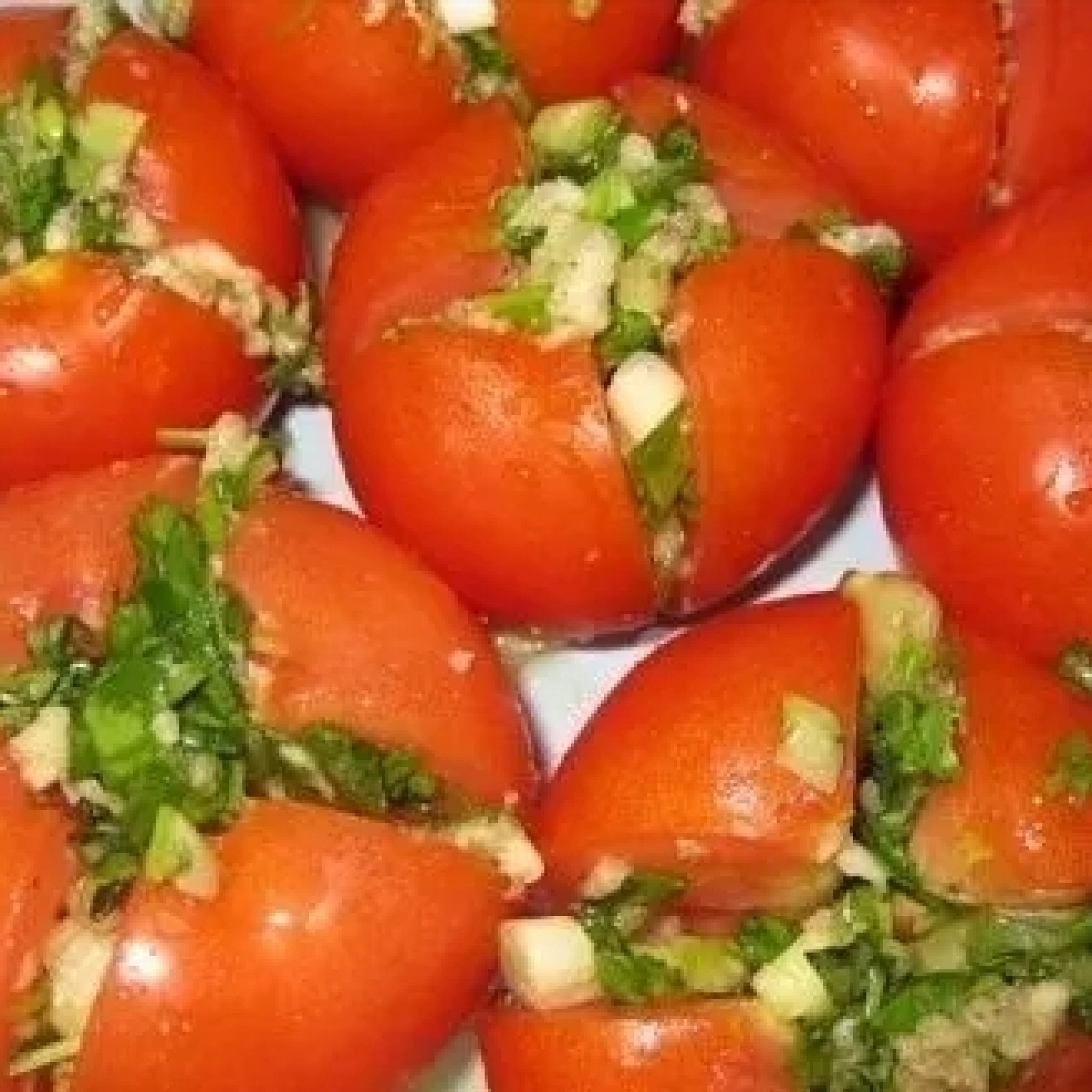 Рецепт вкусных помидоров с чесноком. Помидоры с чесноком. Малосольные помидоры. Помидоры малосольные с зеленью. Малосольные помидоры с чесноком.