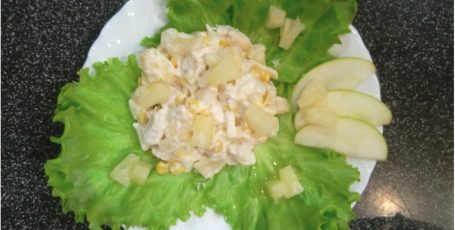Вкусный салат с ананасами и курицей