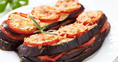 БАКЛАЖАНЫ С СЫРОМ ПО-ИТАЛЬЯНСКИ Потрясающе вкусное и ароматное итальянское блюдо с базиликом, томатами и сыром