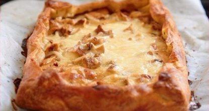 Пирог с грибами, сметаной и сыром.