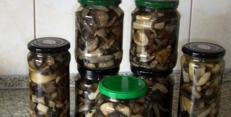 Маринованные грибы.