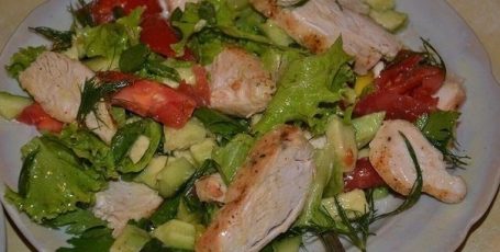 Легкий салат с курицей