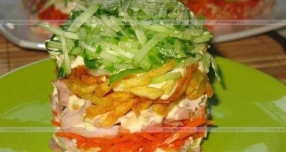Слоеный салат с курицей и картофелем