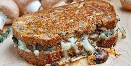 Бутерброд-гриль с шампиньонами и сыром