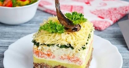 Вкуснейший слоеный салат со шпротами