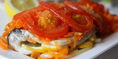 Рыба, запечённая с помидорами и сыром