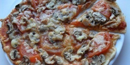 Диетическая пицца с курицей и грибами