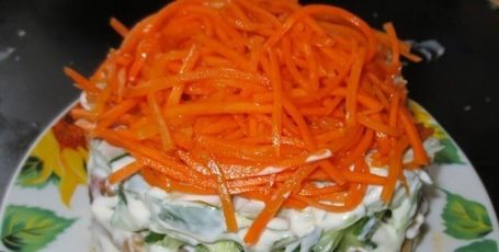 Салат с копченой курицей, корейской морковью и огурцом
