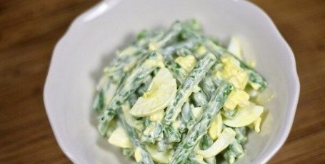 Салат из зеленой фасоли с яйцами