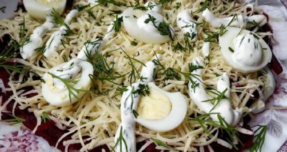 Салат со свеклой, сыром и перепелиными яйцами
