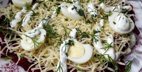 Салат со свеклой, сыром и перепелиными яйцами