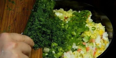 Салат из крабовых палочек с пекинской капустой